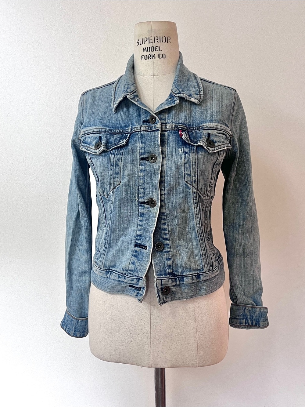Y2K Levi’s Denim Trucker Jacket Light
Wash Womens Size Small